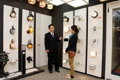 家元さんにフジワラ本社の照明ショールームをご案内