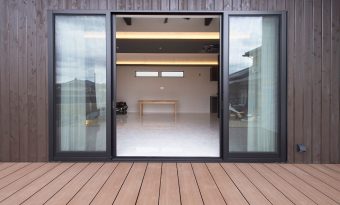 白と黒を際立たせるシンプルモダンな建築