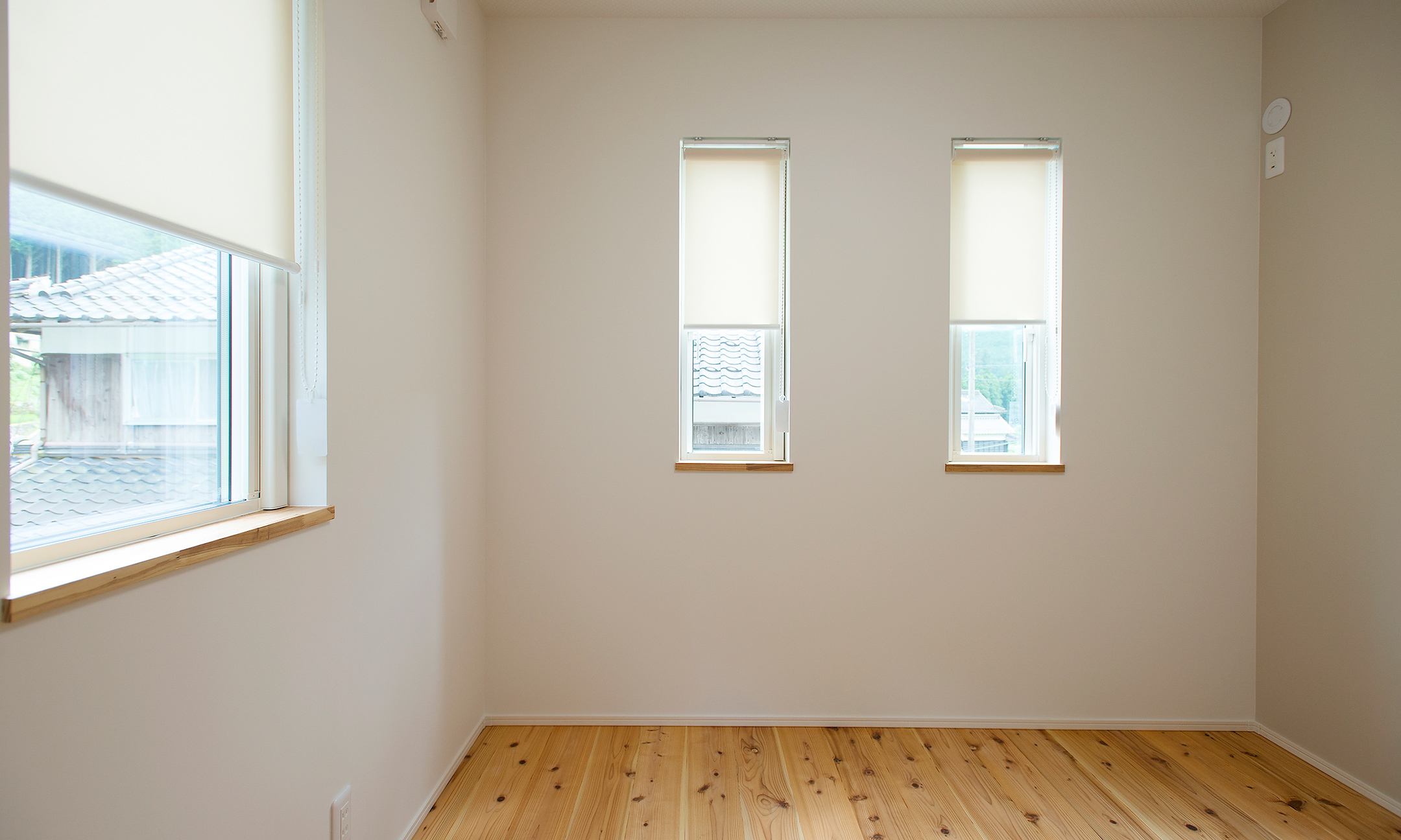 木の素材感に寄り添った照明