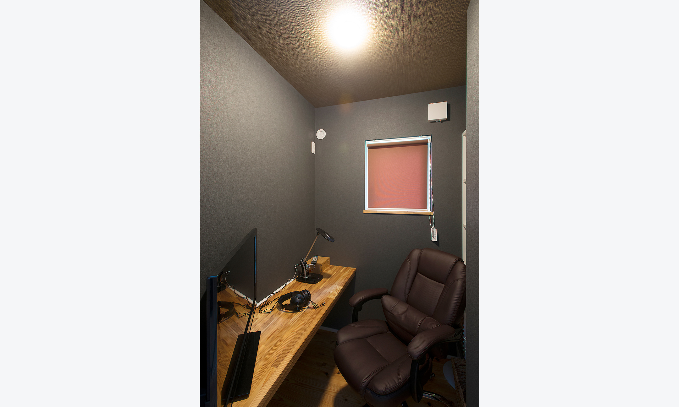 木の素材感に寄り添った照明