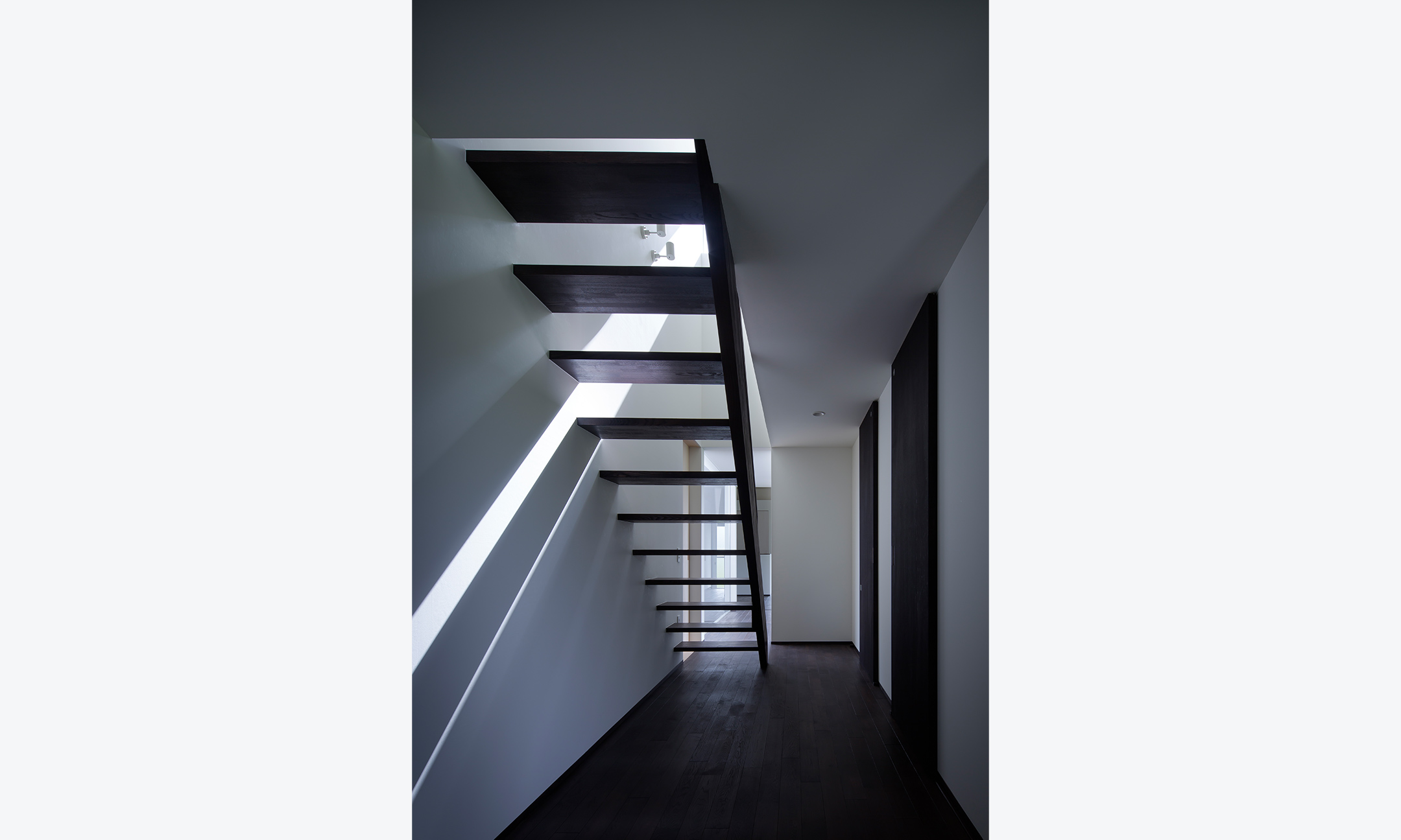 太陽のひかりと照明の明かり