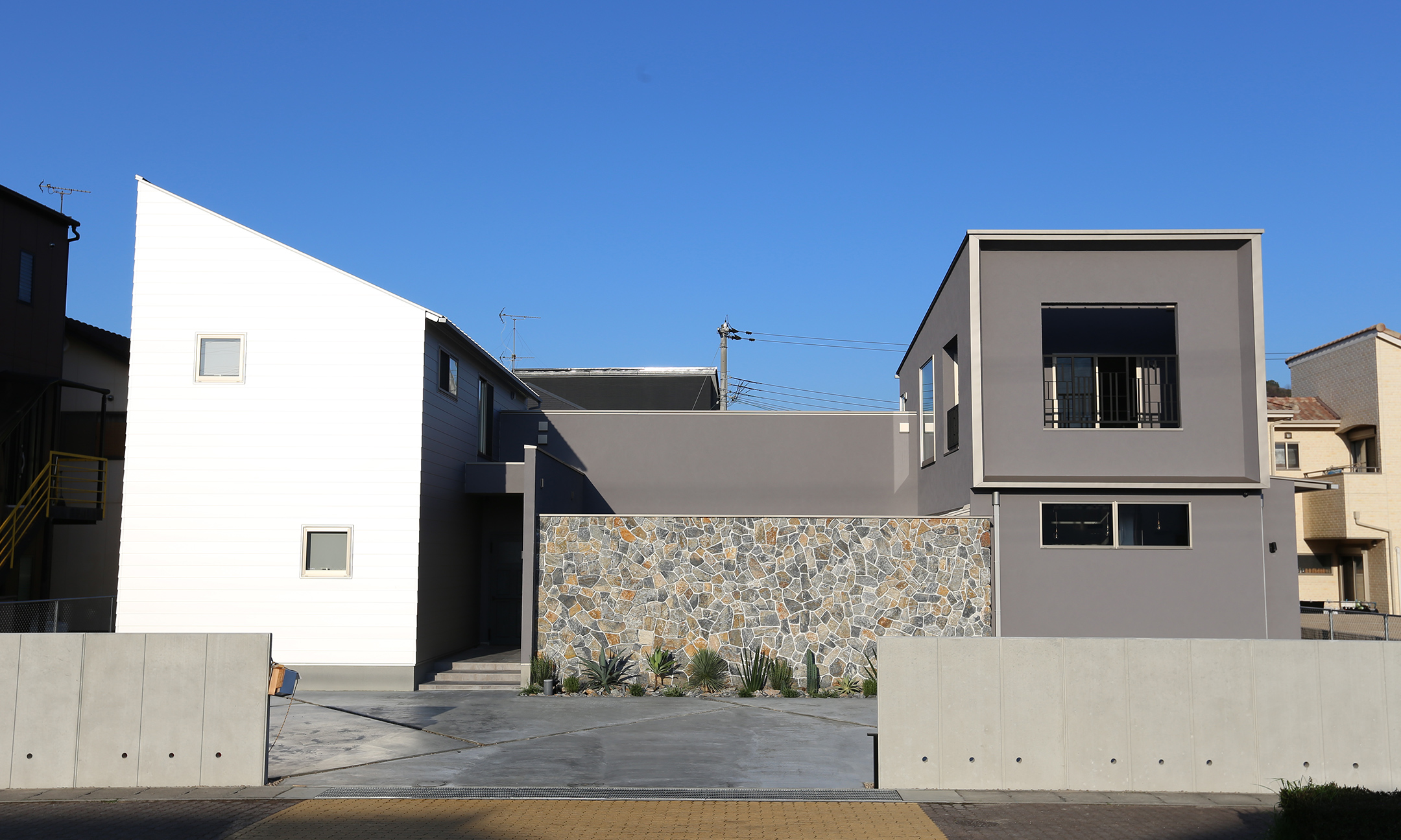 外構と室内の照度さを意識した照明計画