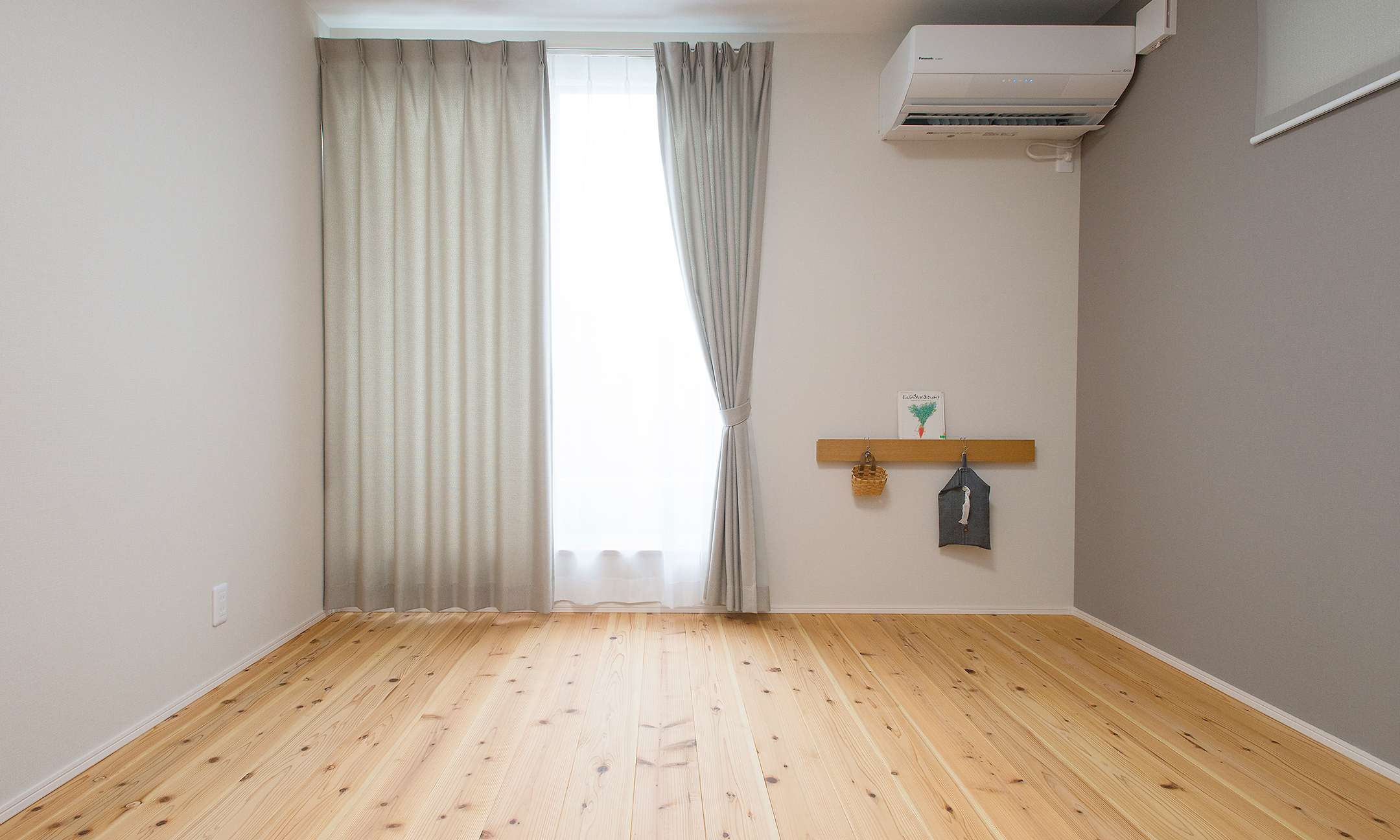 木の素材感に寄り添った照明