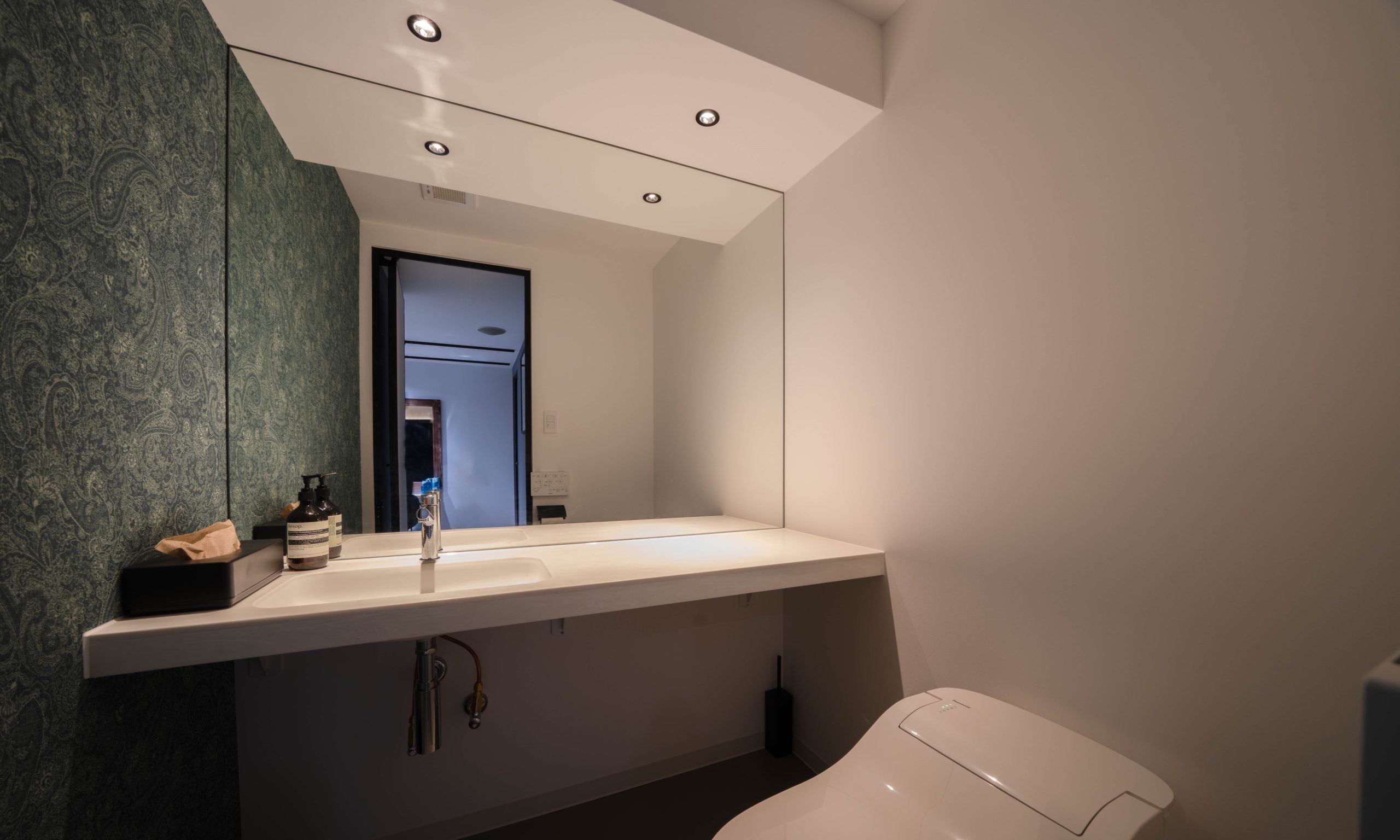 自然光に近い色を